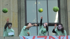 Studenti v maskách ministra Dobeše házeli na protest melouny.